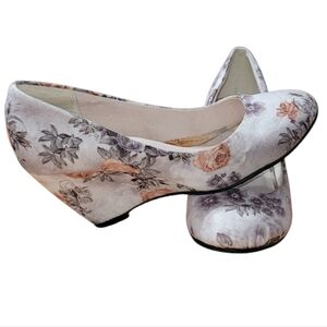 Reneeze floral suede round toe wedge heels Size 6
